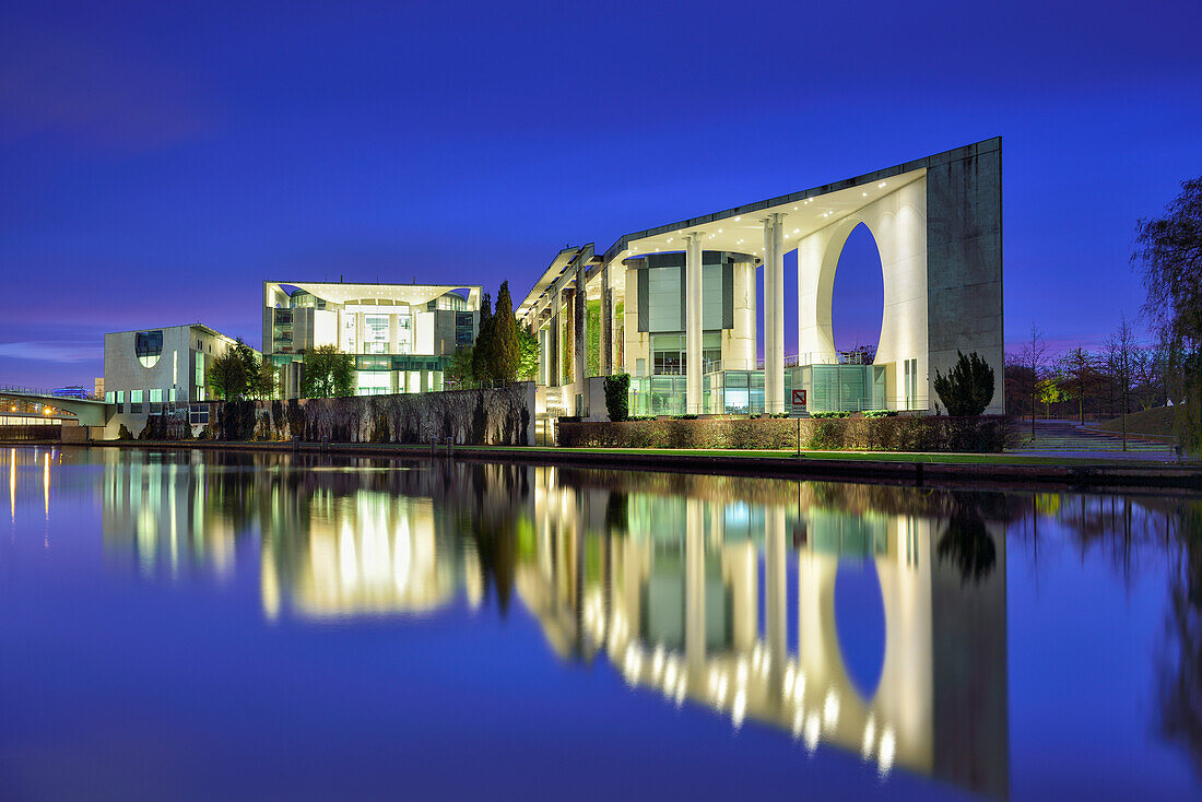 Bundeskanzleramt an der Spree, beleuchtet, Architekten Axel Schultes und Charlotte Frank, Berlin, Deutschland