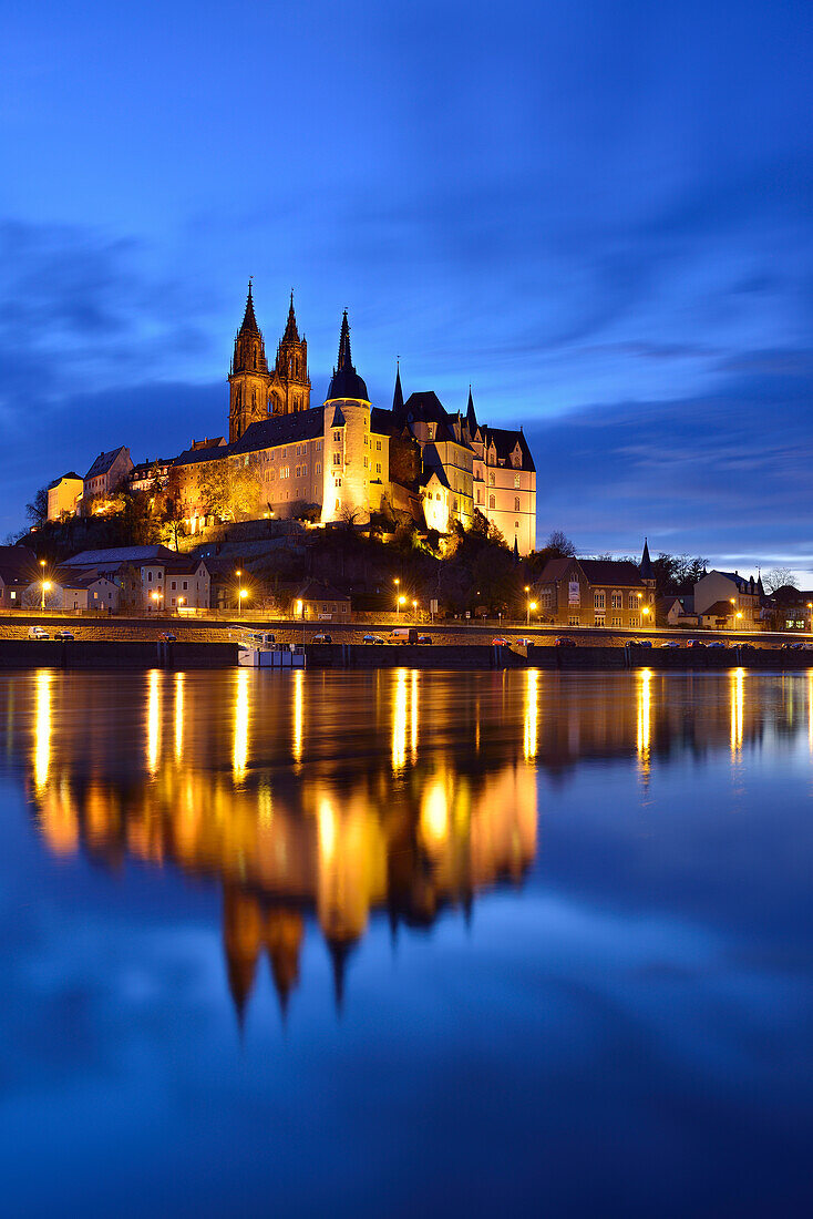 Illuminated castle of Albrechtsburg and cathedral of Meissen above the river Elbe, Meissen, Meissen, Saxony, Germany