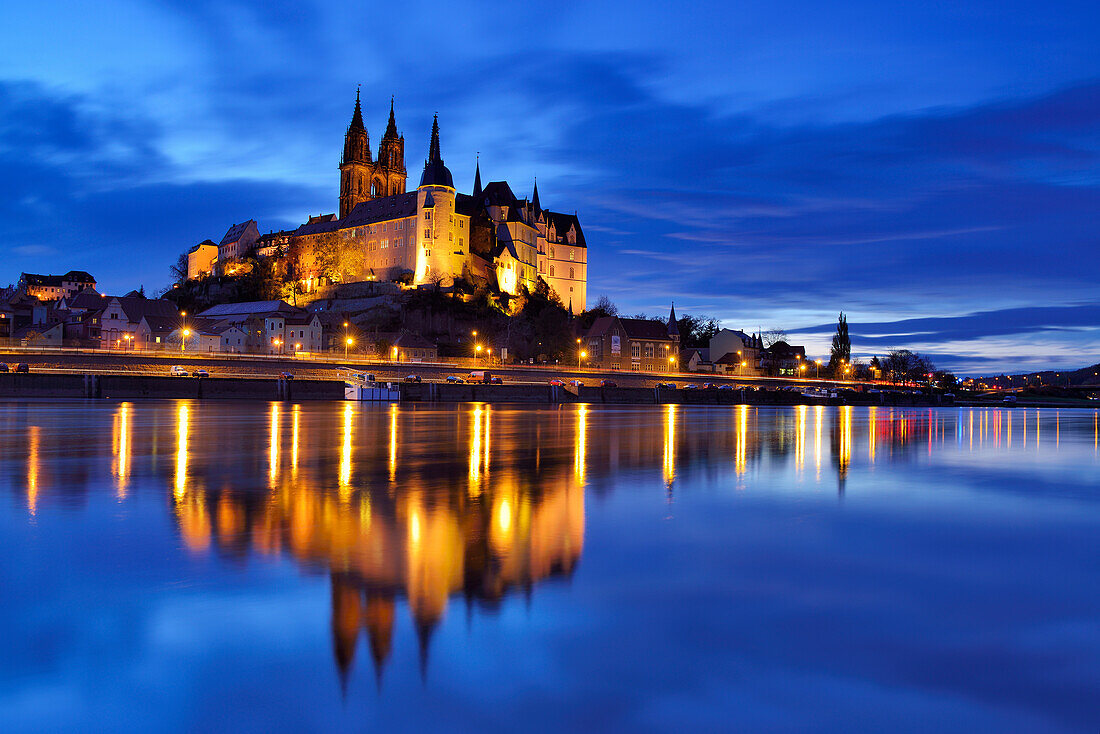 Illuminated castle of Albrechtsburg and cathedral of Meissen above the river Elbe, Meissen, Meissen, Saxony, Germany