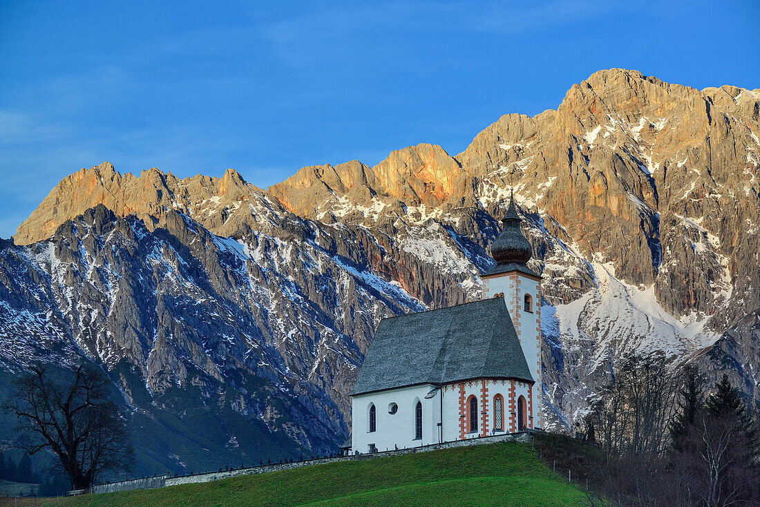 Kirche von Dienten unter Hochkönigstock, Dienten, Berchtesgadener Alpen, Salzburg, Österreich