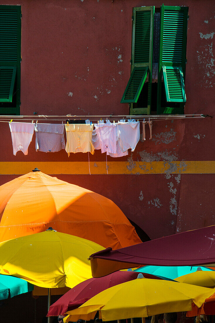 Bunte Sonnenschirme, Vernazza, Cinque Terre, La Spezia, Ligurien, Italien