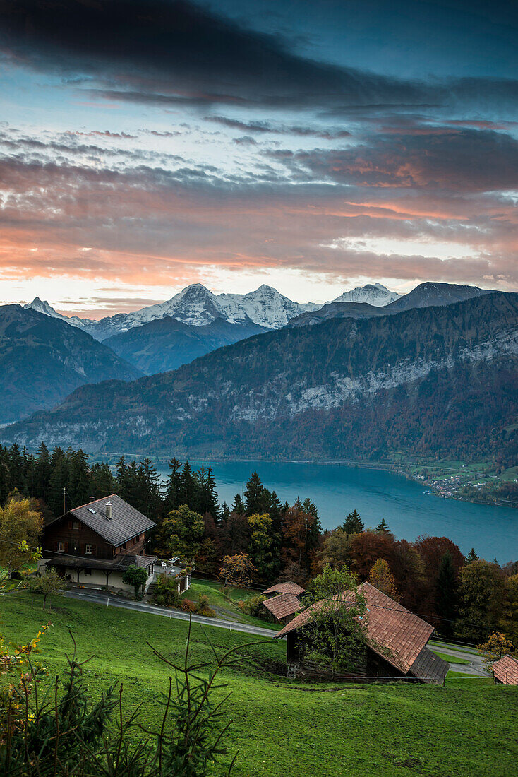 Blick über Thunersee auf Sonnenaufgang über Eiger, Mönch und Jungfrau, Beatenberg, Berner Oberland, Kanton Bern, Schweiz