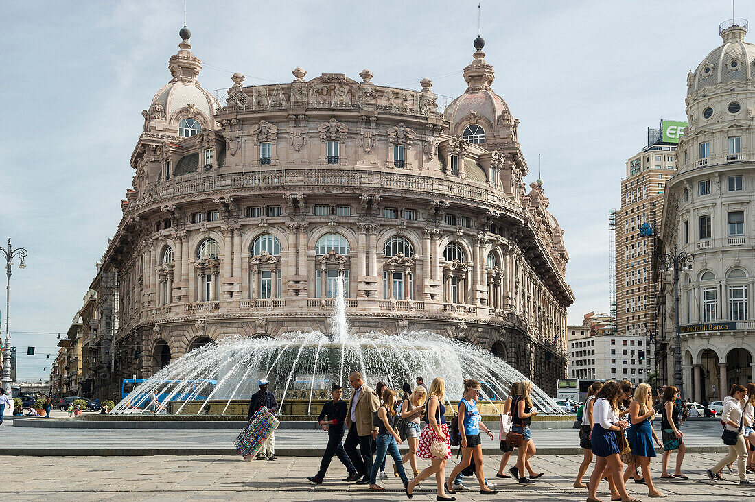 Piazza de Ferrari mit Springbrunnen, Palazzo della Nuova Borsa Valori im Hintergrund, Genua, Ligurien, Italien