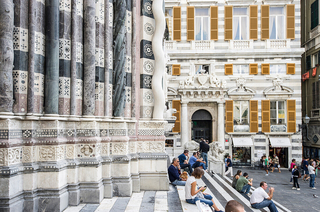 Treppen zur Kathedrale San Lorenzo, Genua, Ligurien, Italien