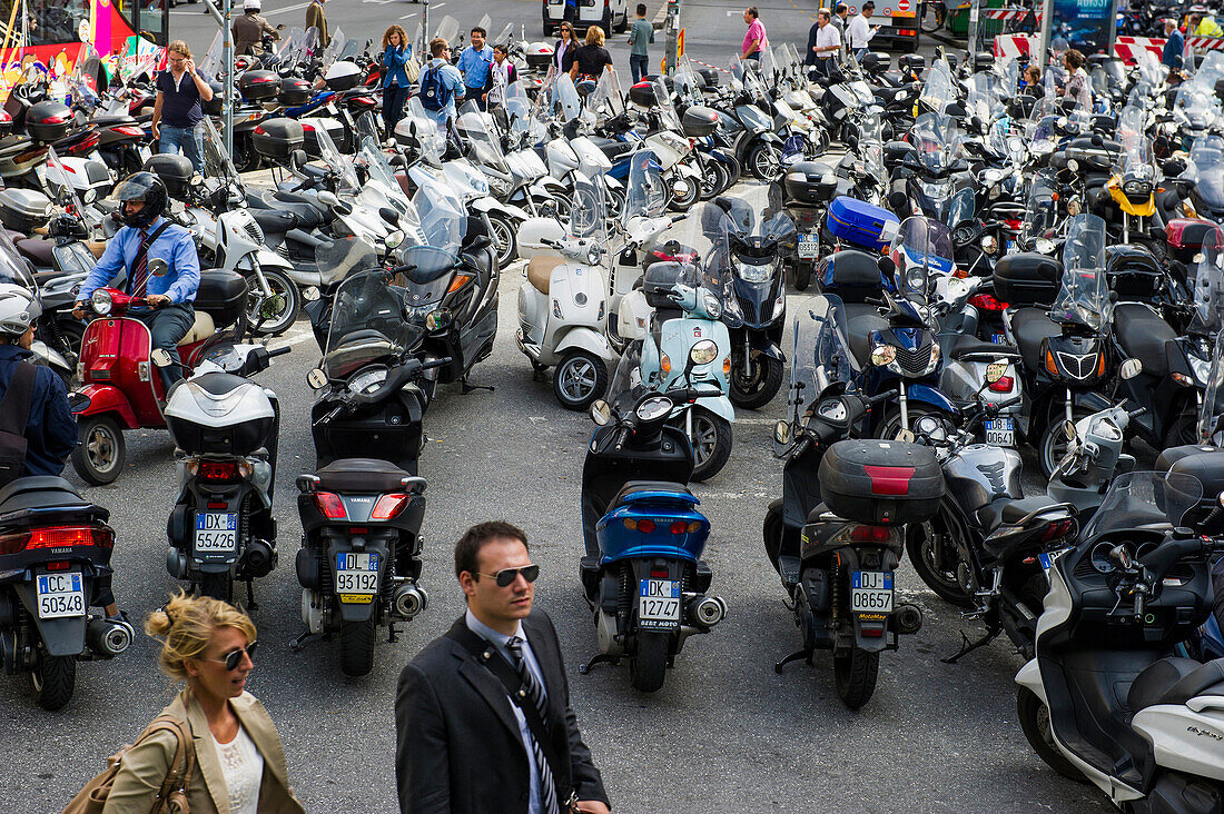 Motorroller an der Piazza Dante, Genua, Ligurien, Italien