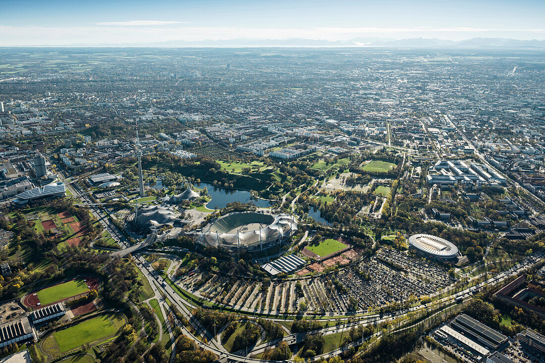 Luftaufnahme vom Olympiapark, München, Bayern, Deutschland