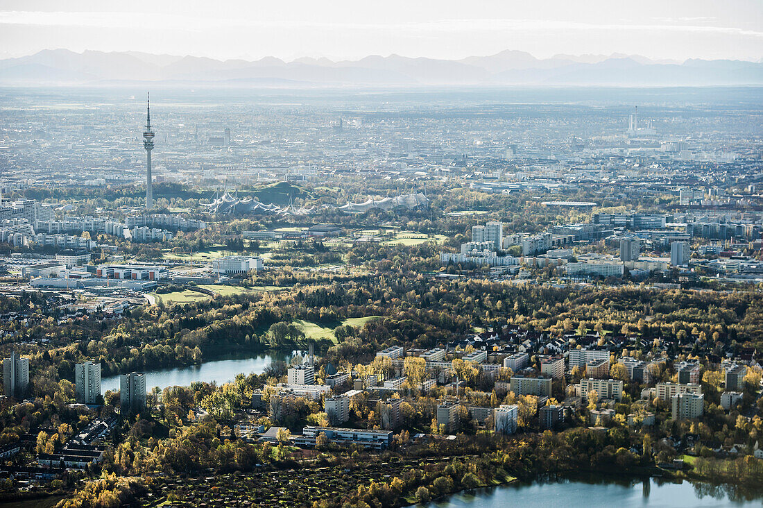 Luftaufnahme von München mit Blick auf die Alpen, München, Bayern, Deutschland