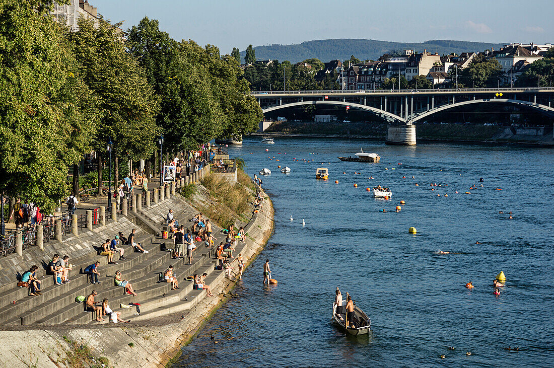 Rheinterassen im Sommer, Basel, Schweiz