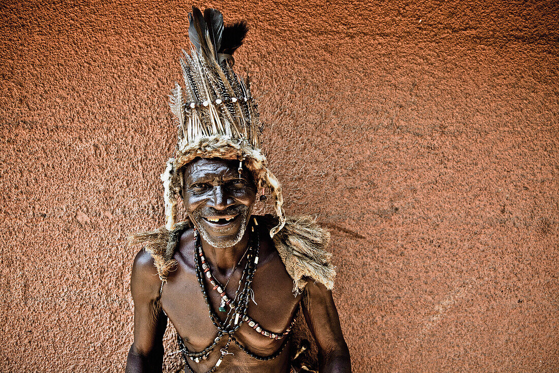 Alter Mann in traditioneller Kleidung mit Kopfschmuck, Sambia, Afrika