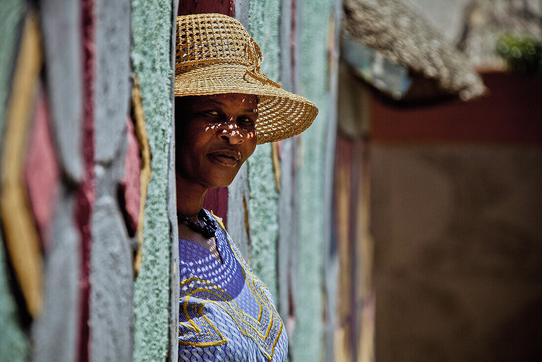 Frau von der Basotho Volksgruppe in Hauseingang, Südafrika, Afrika