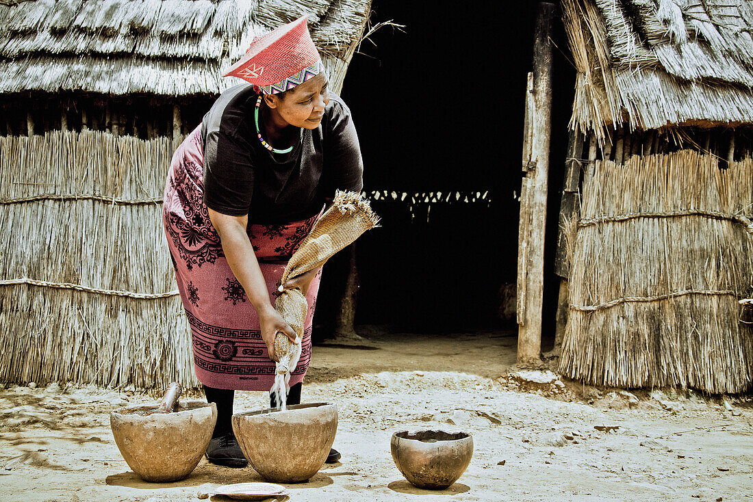 Frau der Zulu Volksgruppe beim Bierbrauen, KwaZulu-Natal, Südafrika, Afrika