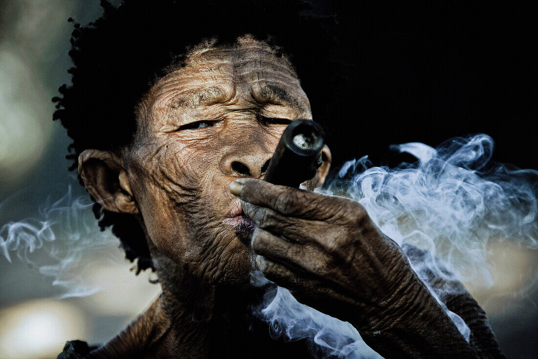 Eine alte Frau der San Volksgruppe raucht Dagga, Region Otjozondjupa, Namibia, Afrika