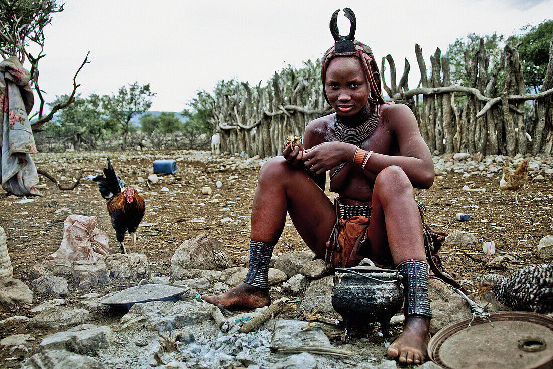 Frau von der Himba Volksgruppe sitzt am Lagerfeuer, Kaokoland, Namibia, Afrika