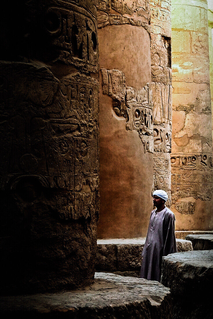 Tempelwächter im Hypostyl des Karnak Tempels bei Luxor, Ägypten, Afrika