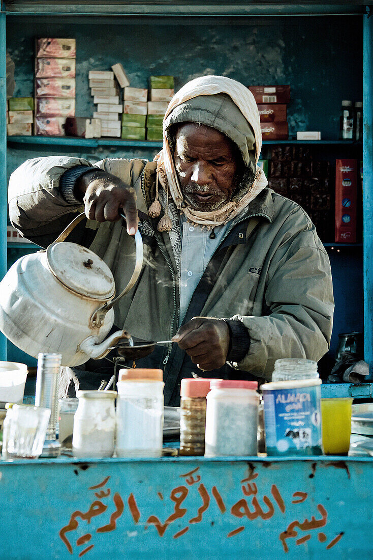 Ein Mann bereitet in seinem Kiosk Tee zu, Wadi Halfa, Sudan, Afrika