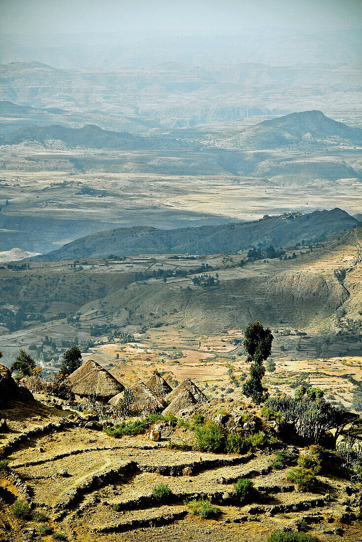 Landschaftszene mit Hüttendorf im Hochland von Abessinien, Äthiopien, Afrika