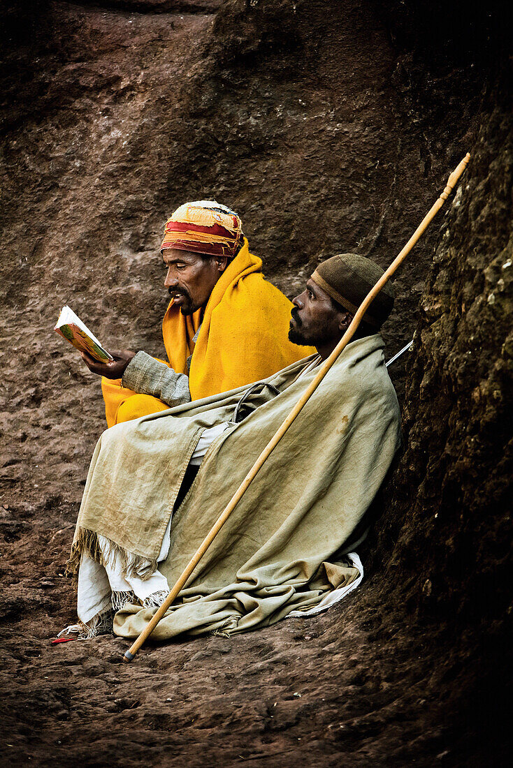Zwei Pilger sitzen an einen Felsen gelehnt, Lalibela, Äthiopien, Afrika