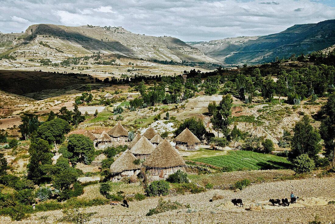 Landschaftszene mit Hüttendorf im Hochland von Abessinien, Äthiopien, Afrika