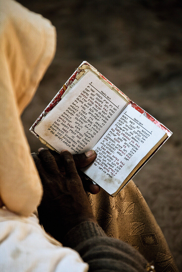 Pilger ist in sein Gebetsbuch vertieft, Lalibela, Äthiopien, Afrika