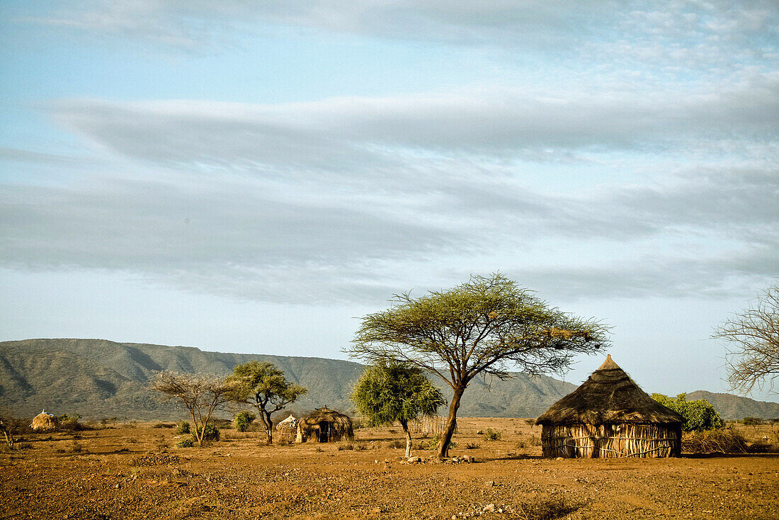 Rundhütten in karger Savanne, Omo Tal, Südäthiopien, Afrika