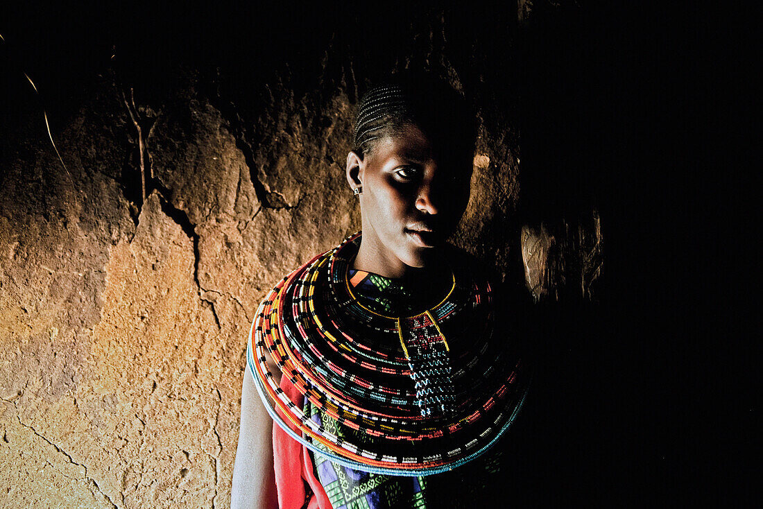 Junge Frau der Samburu Volksgruppe in ihrer Hütte, Nordkenia, Afrika