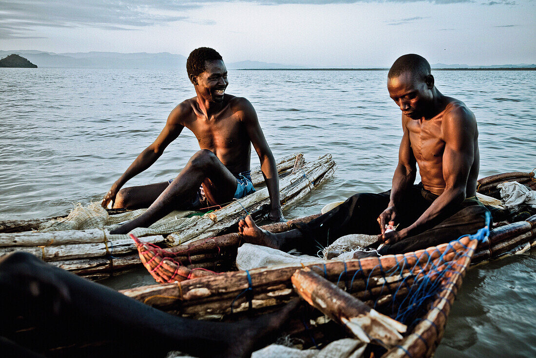 Fischer in ihren Kanus im Baringo See, Kenia, Afrika