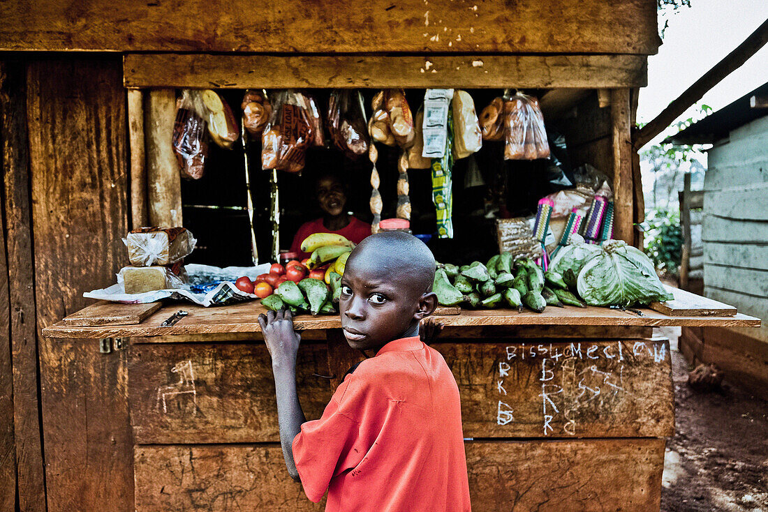 Junge vor Lebensmittelladen, Buwenda, Uganda, Afrika