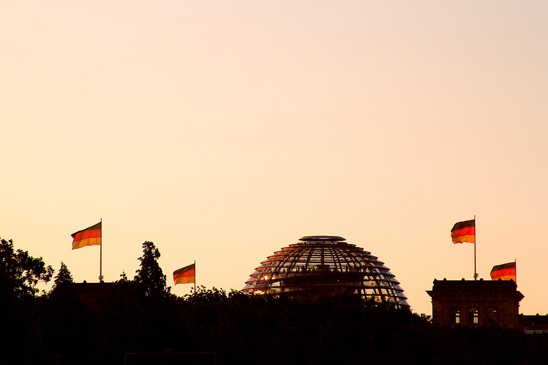 Berliner Reichstag, Reichstagskuppel am Abend, Berlin, Deutschland, Europa