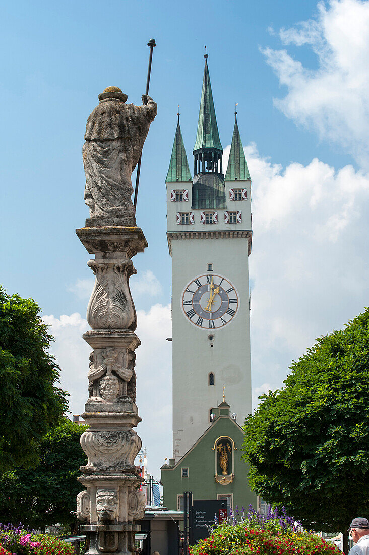 Stadtplatz with tower and fountain, town square, Straubing, Danube, Bavarian Forest, Bavaria, Germany