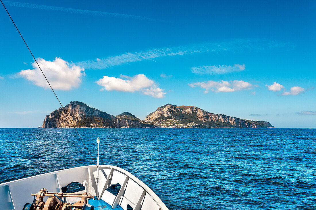 Blick vom Schiff auf die Insel Capri, Kampanien, Italien