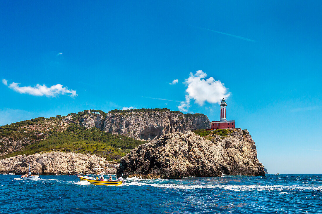 Boot vor Leuchtturm, Capri, Kampanien, Italien