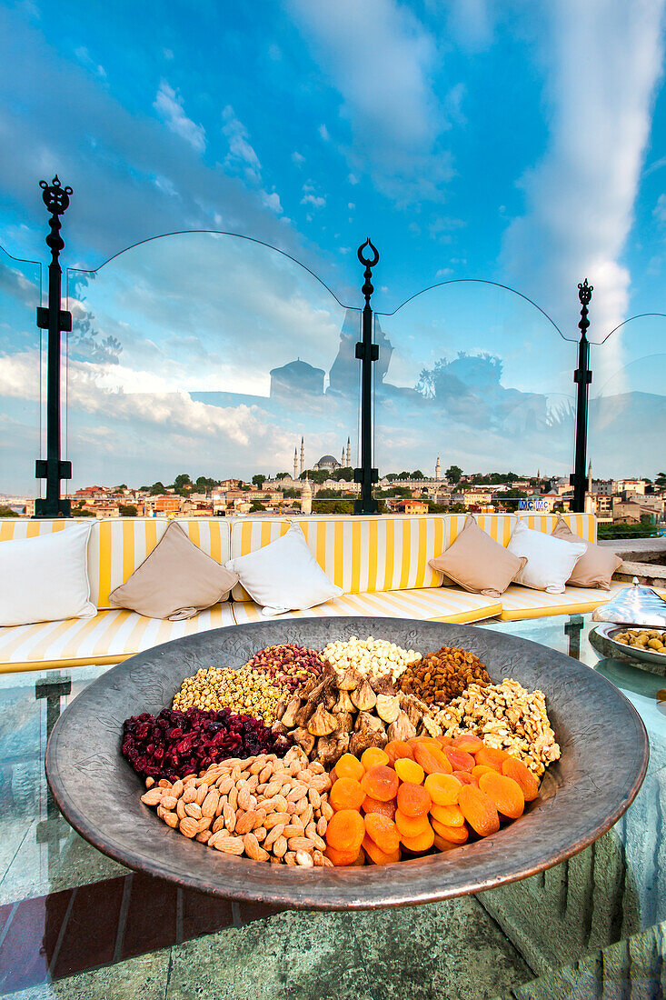 Nüsse und Trockenfrüchte in einer Schale, Restaurant mit Blick über die Stadt, Istanbul, Türkei