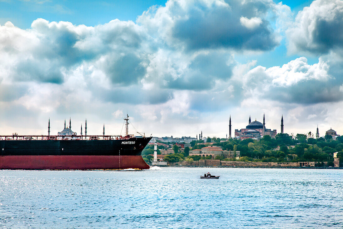 Blick von einer Fähre auf die Stadt, Istanbul, Türkei