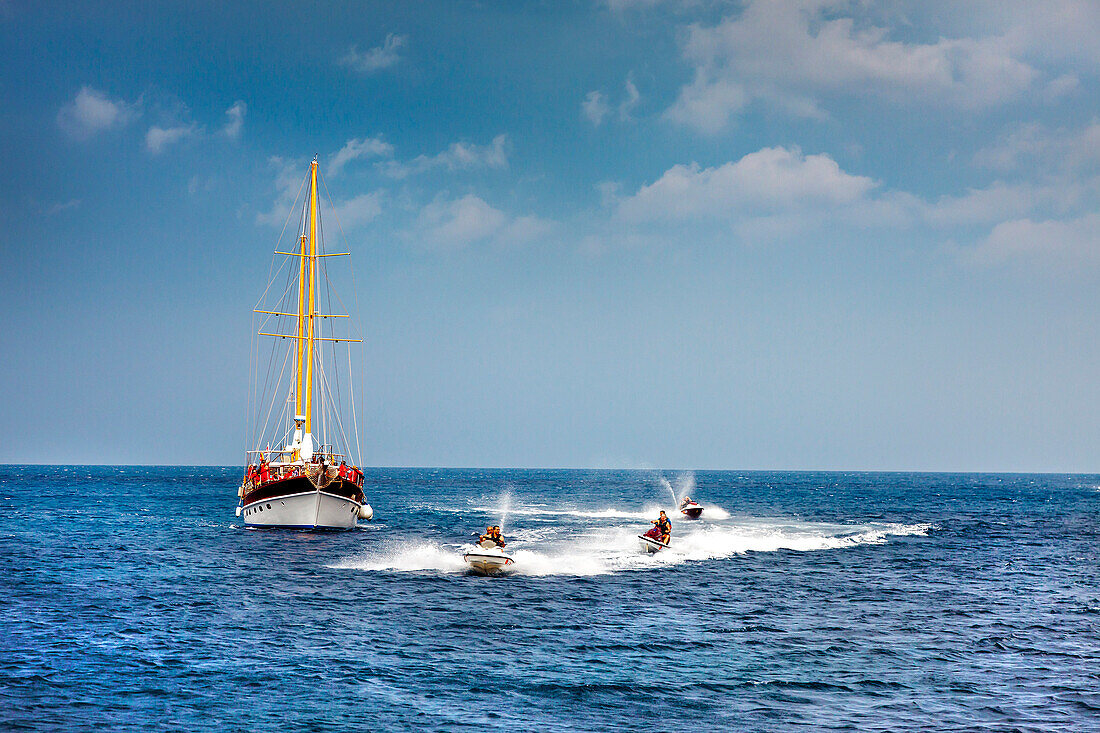 Segelboot und Scooter auf dem Meer, Malta