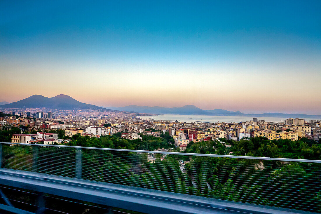Blick auf Neapel und Vesuv, Kampanien, Italien