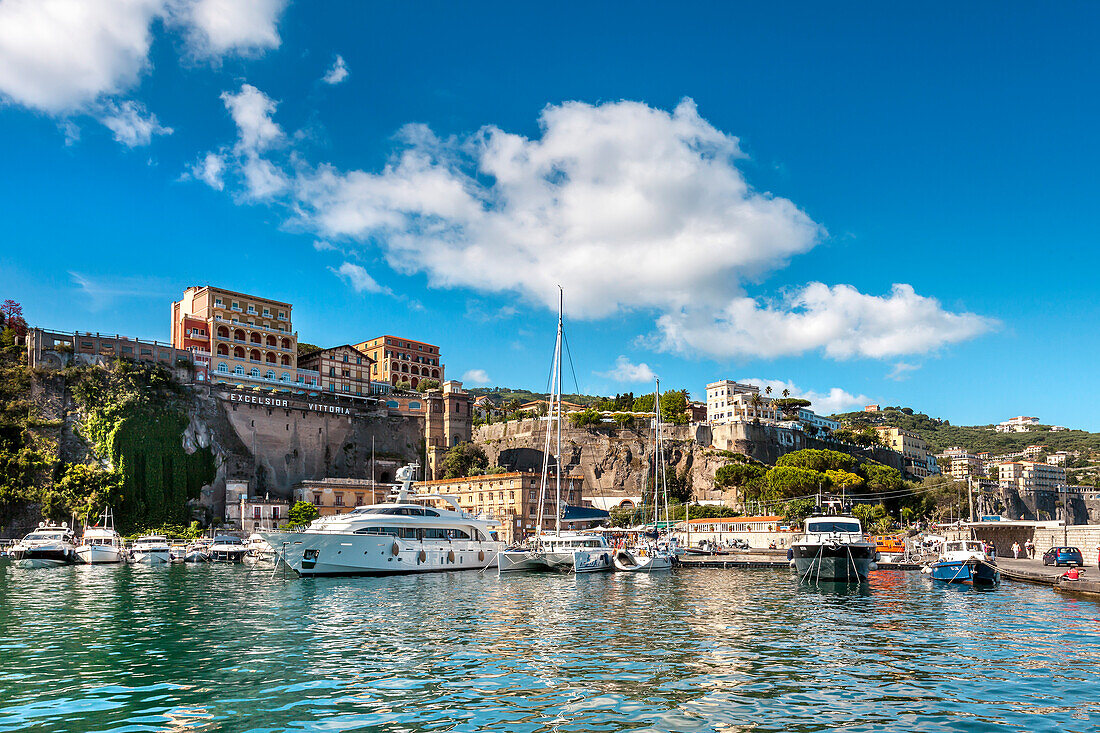 Hafen Marina Piccola mit Grandhotel Excelsior, Sorrent, Halbinsel von Sorrent, Kampanien, Italien