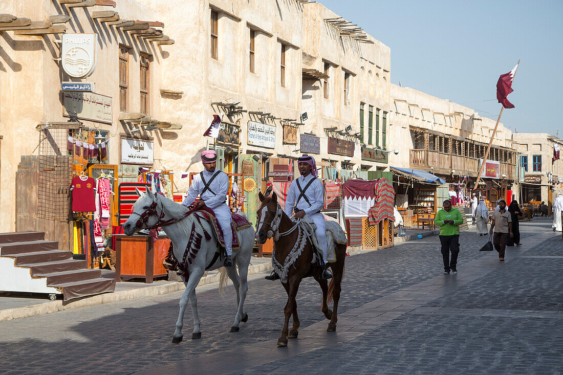 Zwei Polizisten reiten Patrouille auf Pferden im Souk Waqif, Doha, Katar