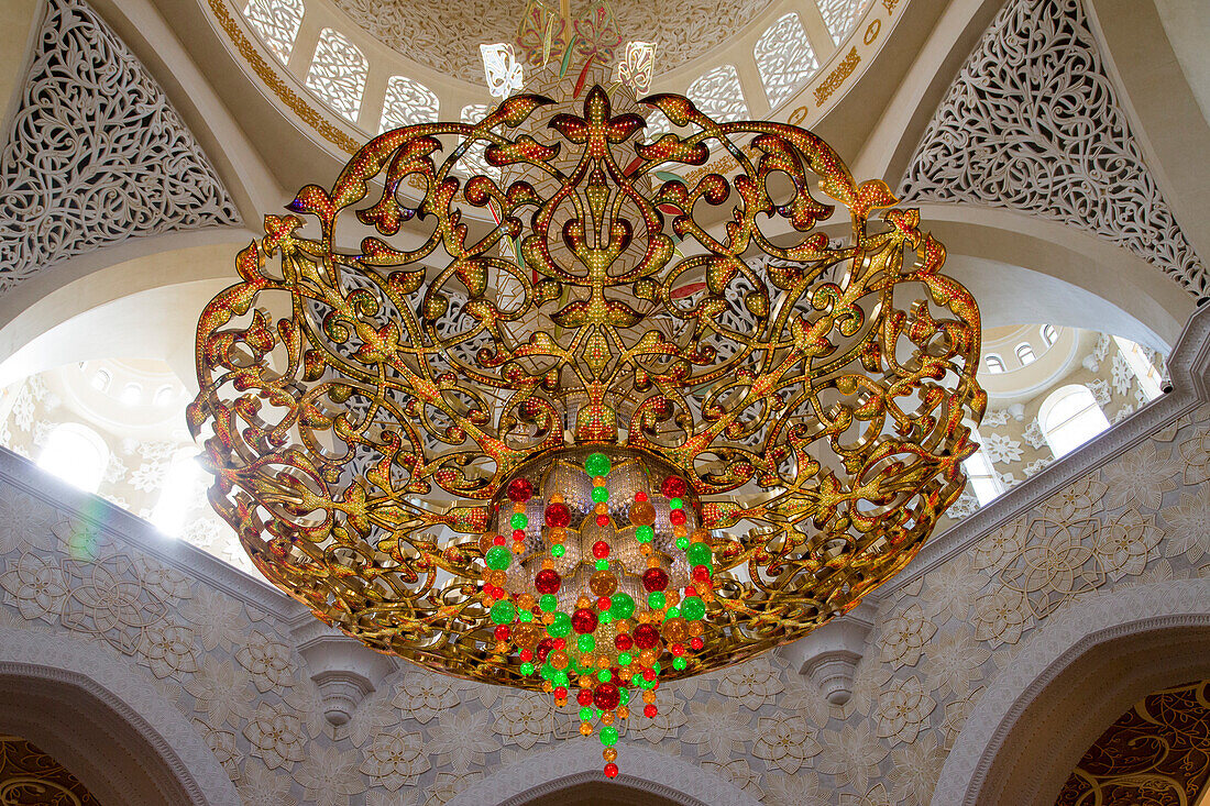 Kronleuchter im Innenraum der Sheikh Zayed Bin Sultan Al Nahyan Moschee, Abu Dhabi, Vereinigte Arabische Emirate