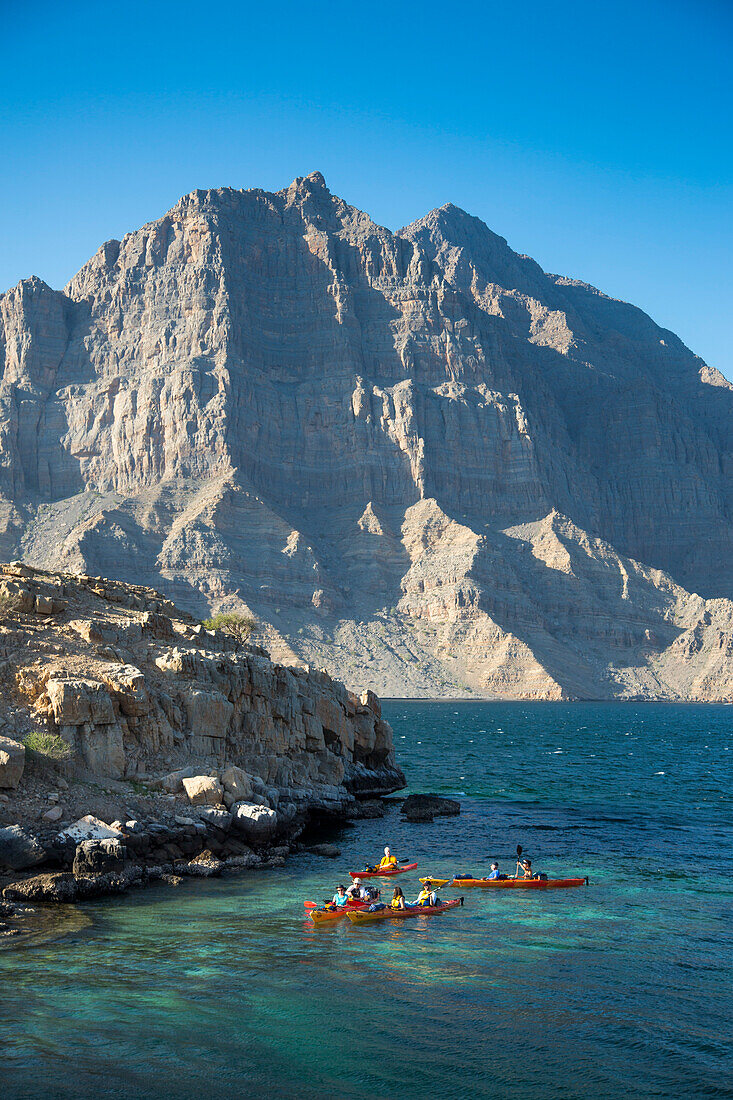 Kajakfahrer während einer Tour zur Telegraph Island in einem Fjord der Musandam Halbinsel, nahe Khasab, Oman