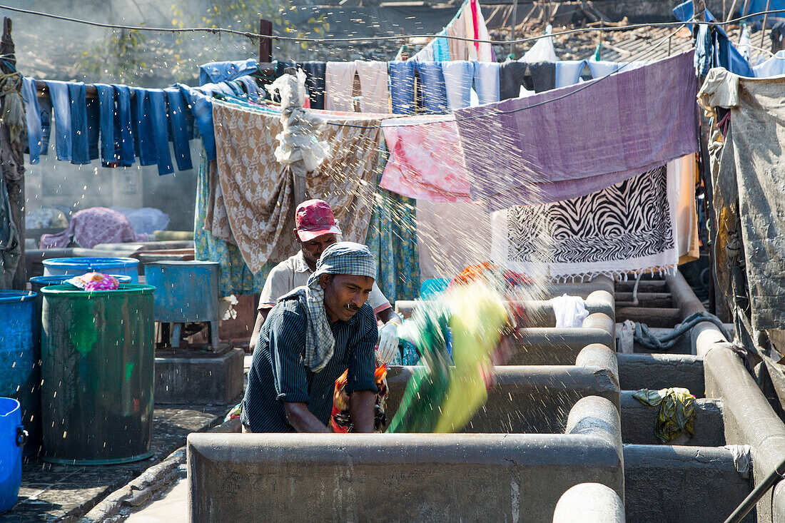 Männer waschen Wäsche in der Freiluft-Wäscherei Mahalaxmi Dhobi Ghat, Mumbai, Maharashtra, Indien