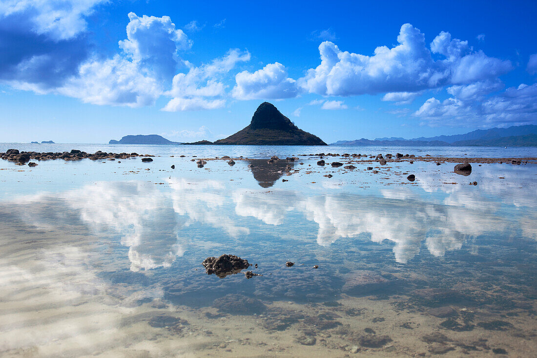 Low tide at Mokolii, near Chinamans Hat, on Oahu Mokolii, Haw, USA