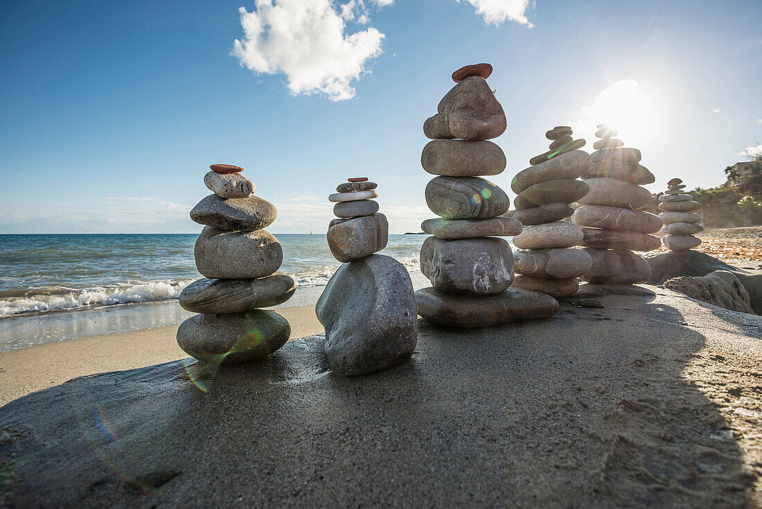 Steinmänner am Strand, Arma di Taggia, Provinz Imperia, Ligurien, Italien