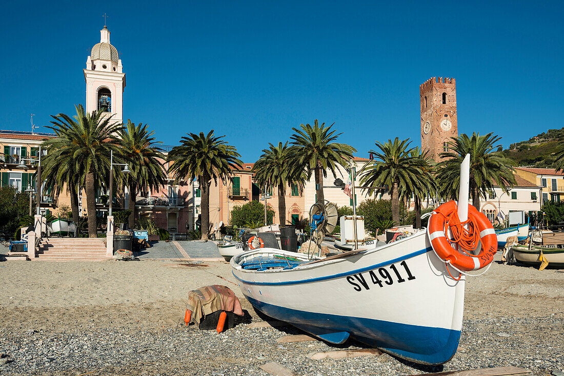 Fischerboote am Strand, Noli, Provinz Savona, Ligurien, Italien