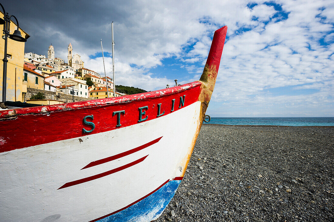 Boot am Strand, Cervo, Provinz Imperia, Ligurien, Italien