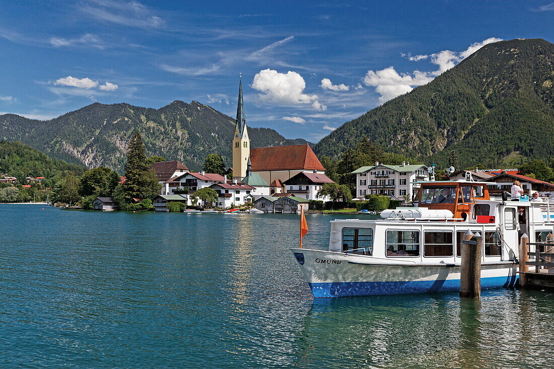 Ship and view to Malerwinkel, Rottach-Egern, Lake Tegernsee, Upper Bavaria, Bavaria, Germany