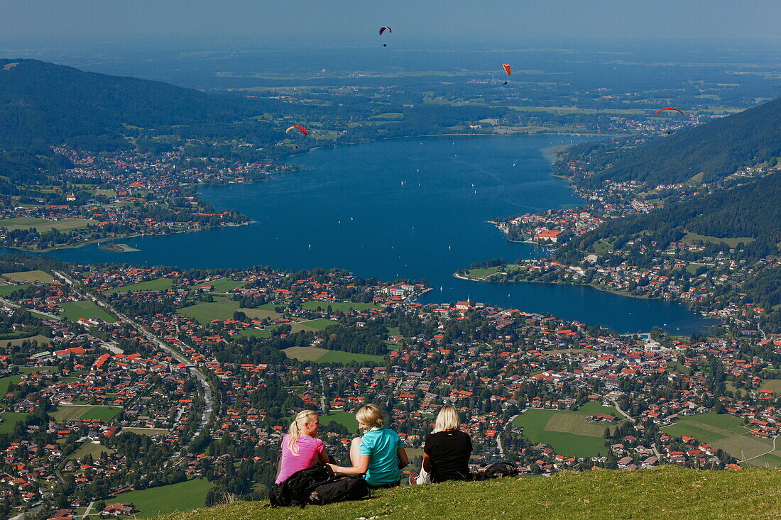 Drei Frauen geniessen den Aussicht, Wallberg, Rottach-Egern, Tegernsee, Oberbayern, Bayern, Deutschland