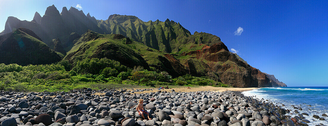 Hikers at the end of the Kalalau Trail along the Na Pali coast, Kauai, Hawaii, Na Pali coast, Hawaii, USA
