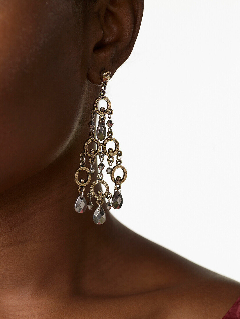 Afrikanische Frau trägt glamouröse Ohrringe, New York, NY