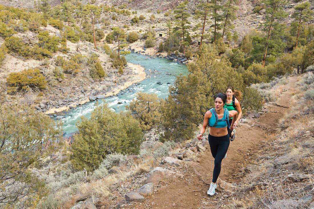 Hispanische Läuferin beim Training in einem abgelegenen Gebiet, Questa, New Mexico, USA