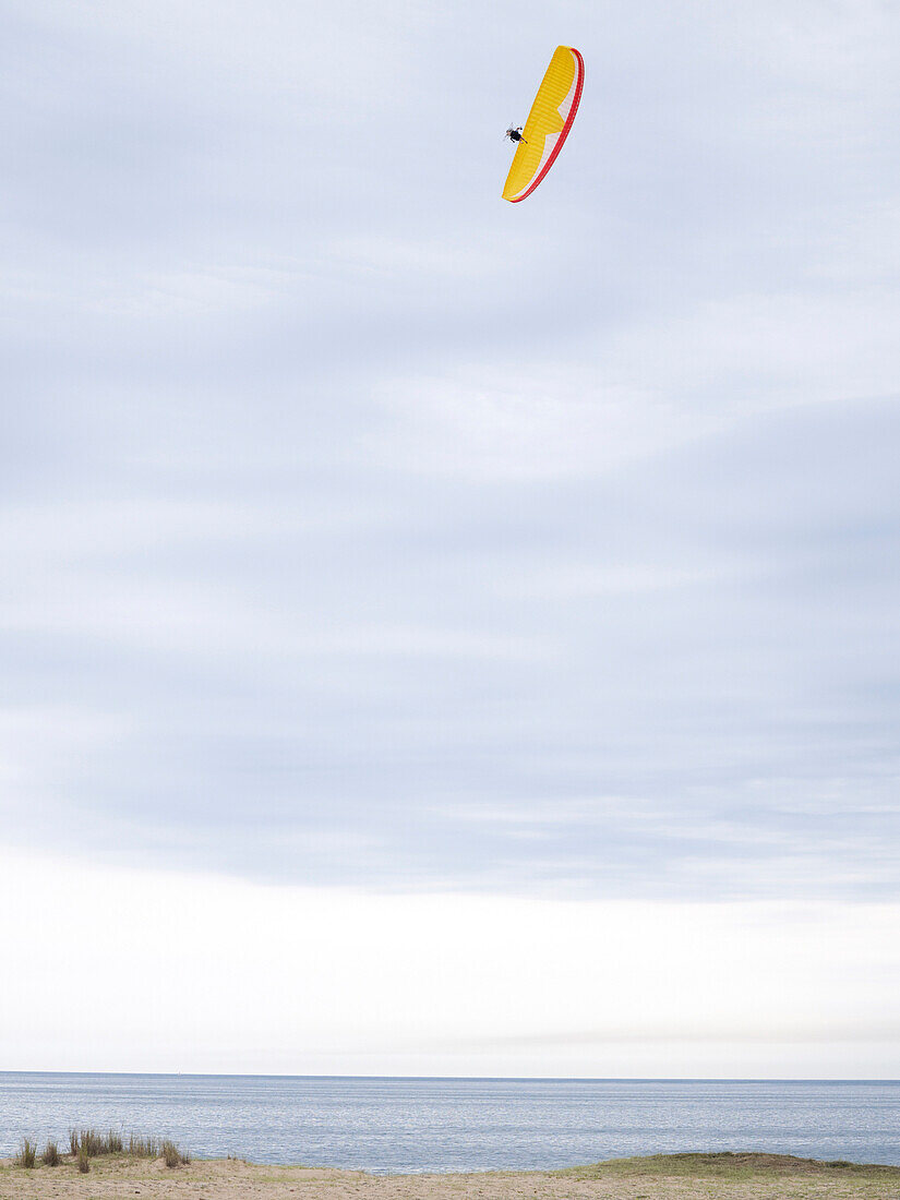Hispanic man paragliding, Punta del Este, Punta del Este, Uruguay